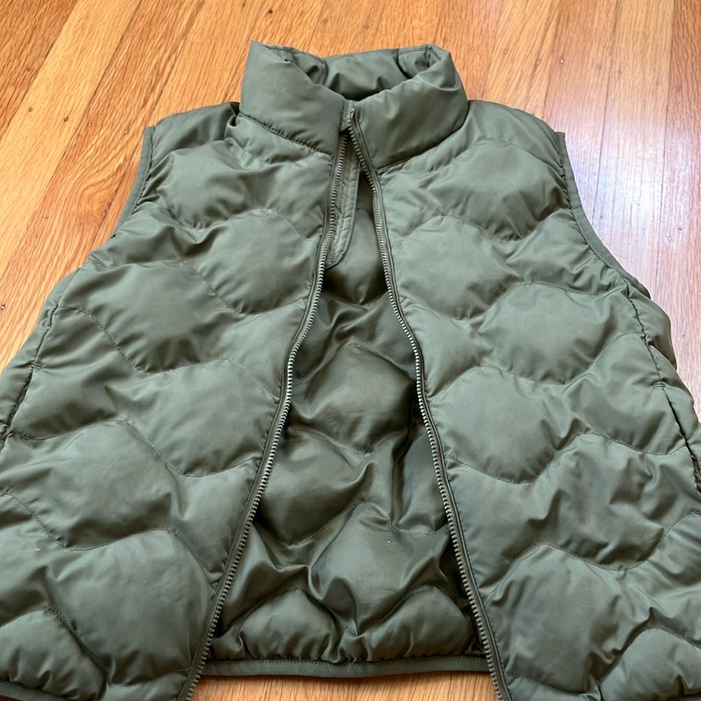 Chic Uniqlo Olive Quilted Vest